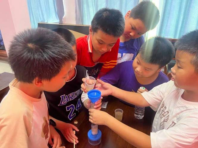 学生小组合作设计水净化装置真实任务场景