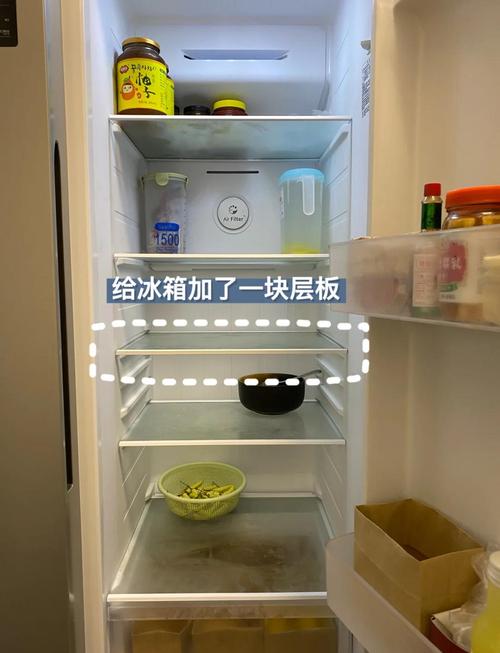 小苏打粉放入敞口玻璃碗摆在冰箱层板除味实拍图