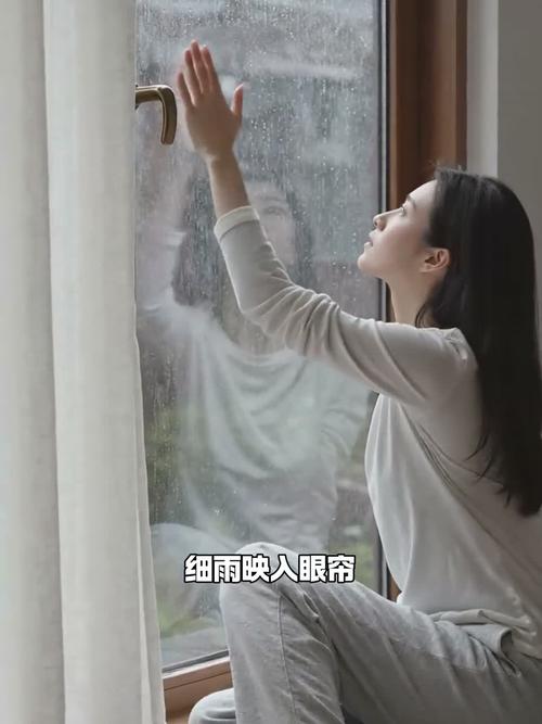 雨天居家站在窗边拉伸小腿的普通人