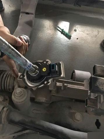 维修厂扭力扳手拧紧方向盘转角传感器