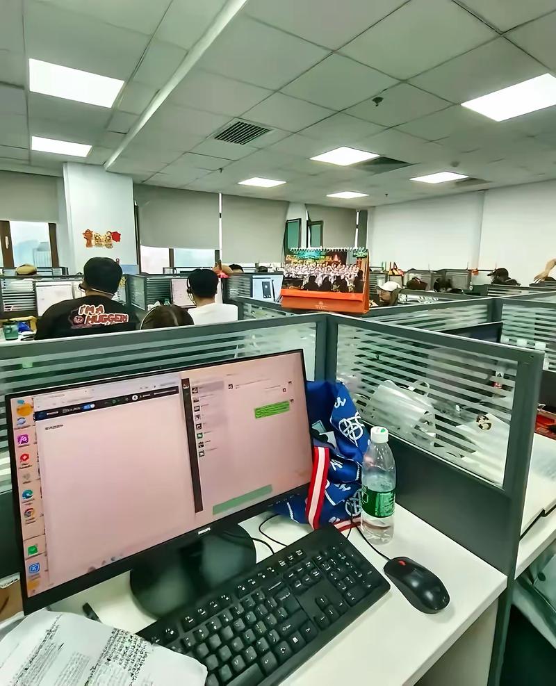 B端销售团队办公室对着CRM系统拨打电话场景