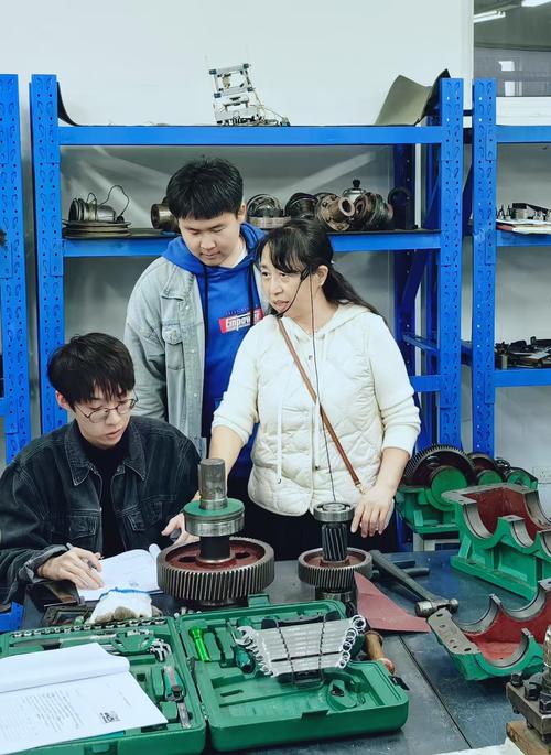 高校实验室柔性加工工作站拆装现场