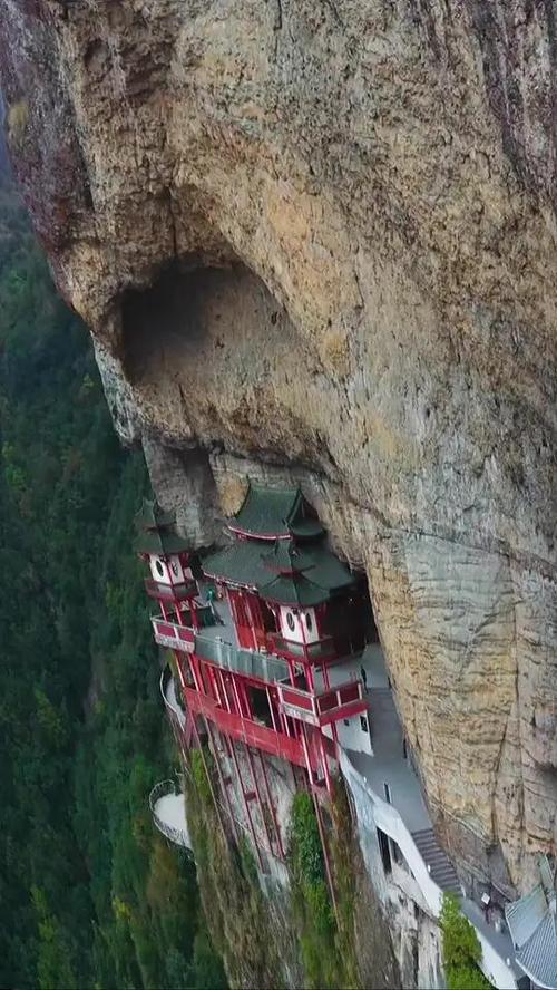 南漳荆山崖壁层叠古寺仰拍视角