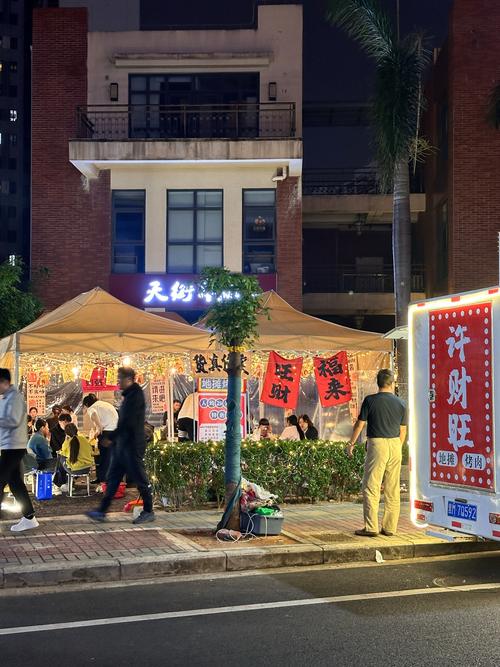侧门拐三步，就是烟火气的摊子