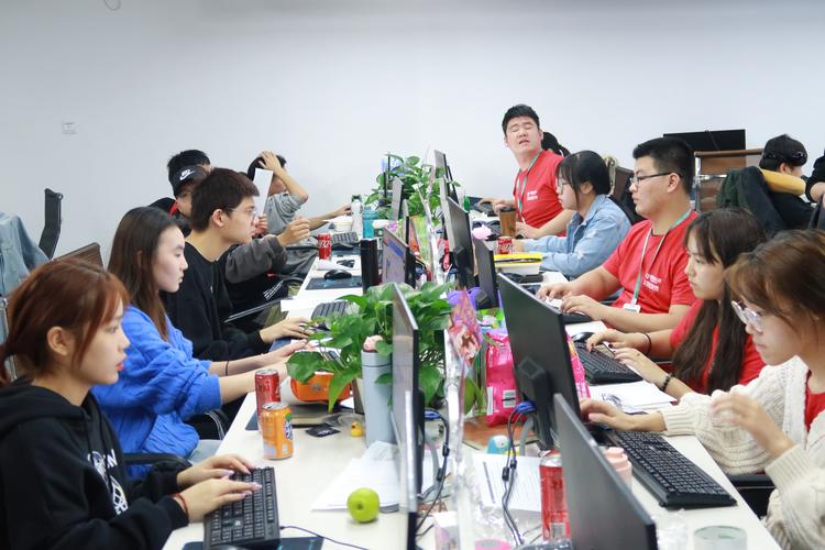 科技公司收购后团队磨合的场景