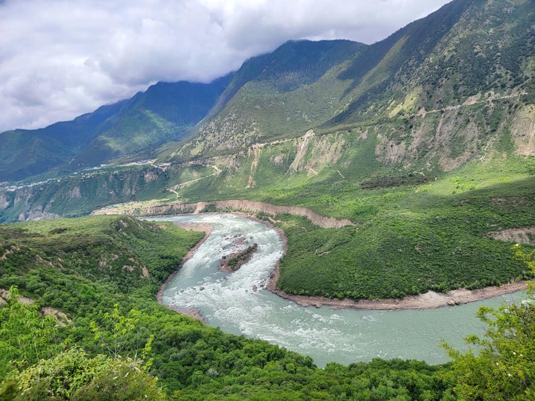 雅鲁藏布大峡谷底部河流与植被