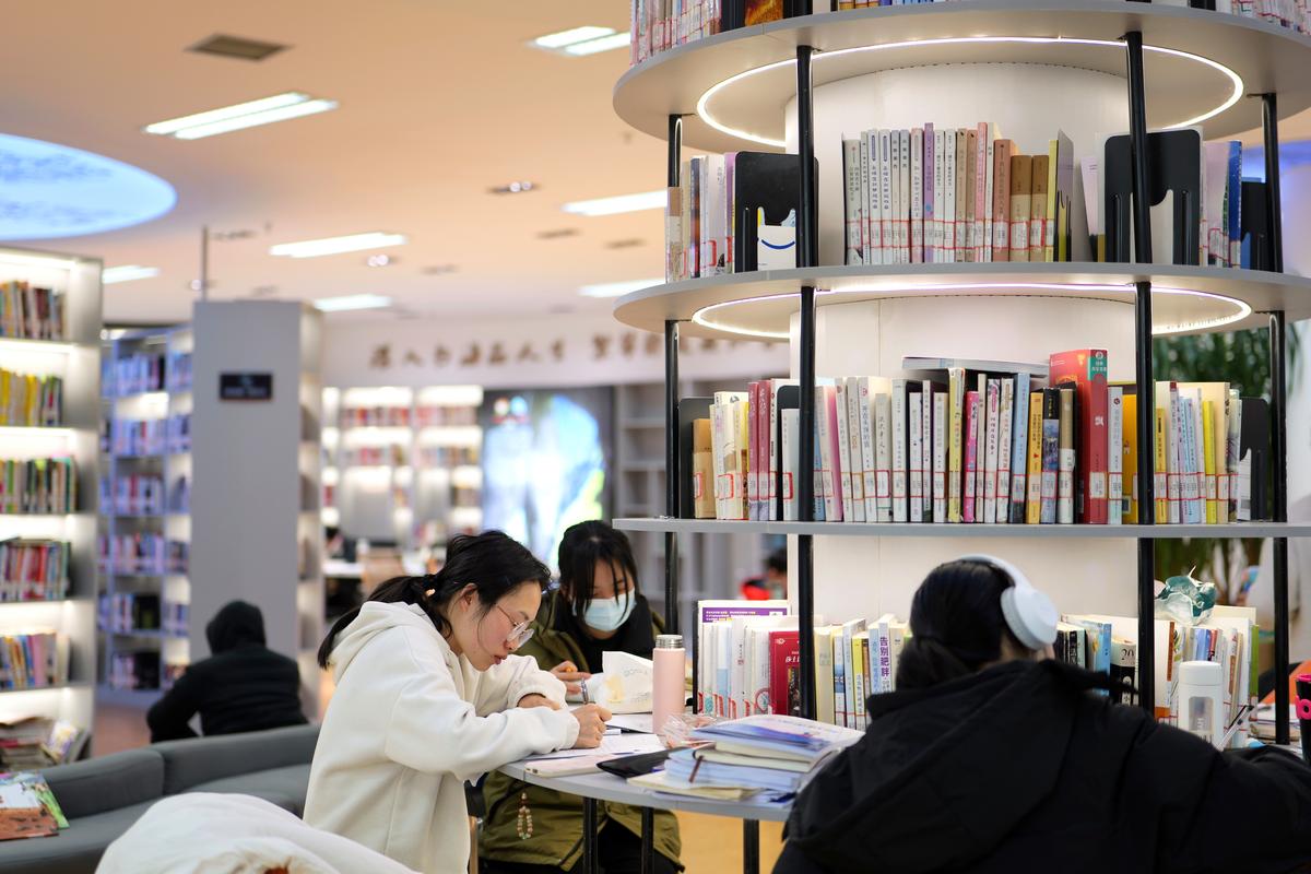 宁静图书馆内人们专注阅读