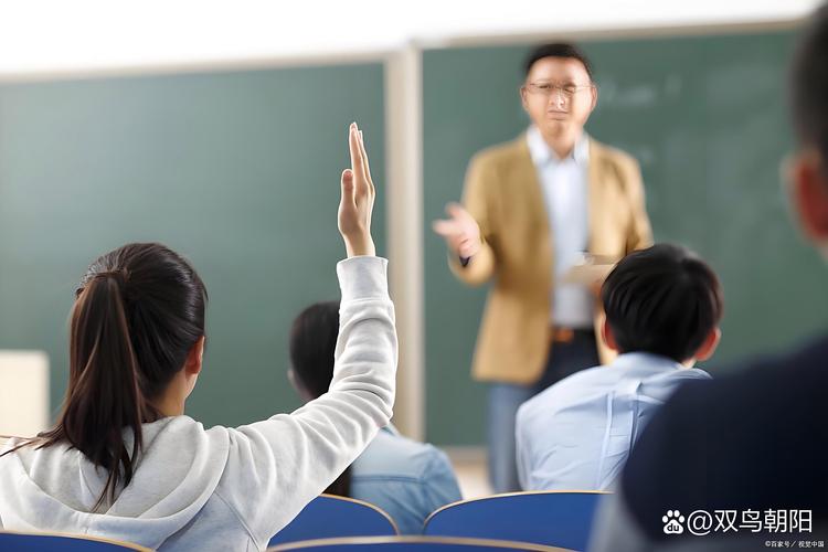 中小学生课堂举手质疑老师场景图