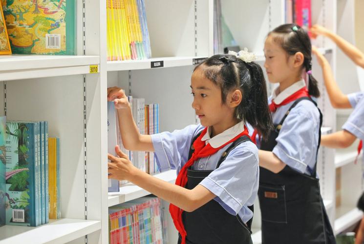 学生攥着口才书站在书店书架旁