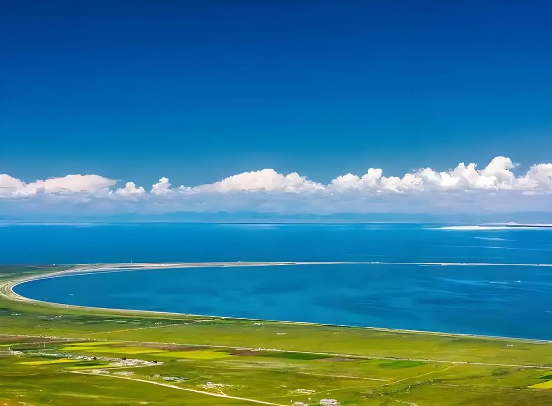 中国青海省青海湖春夏环湖湖景