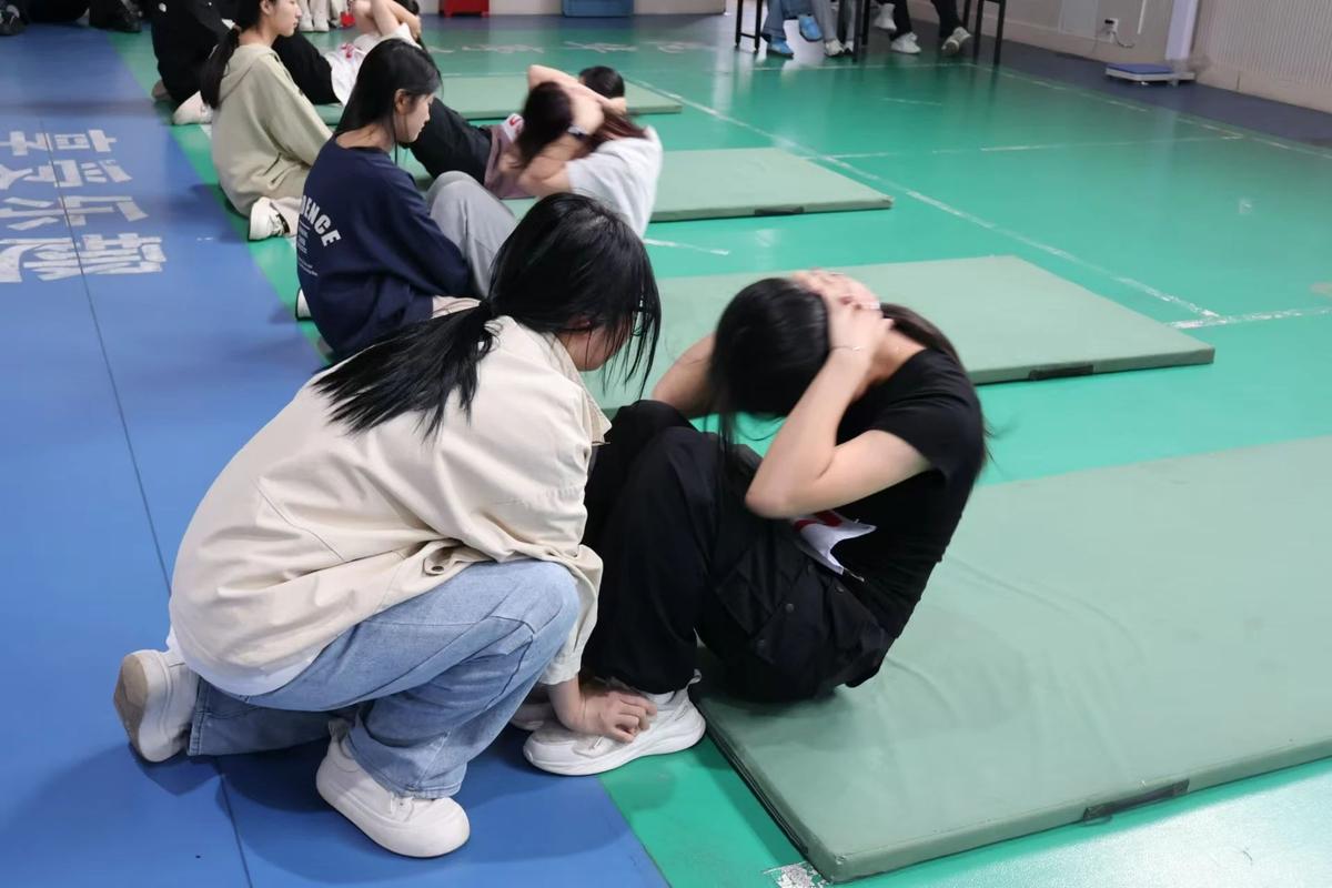 青少年心理韧性训练活动场景