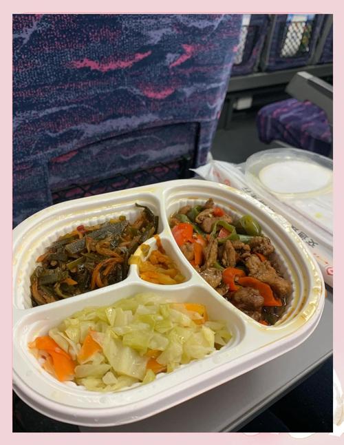 高铁车厢小桌板清淡餐食摆放图