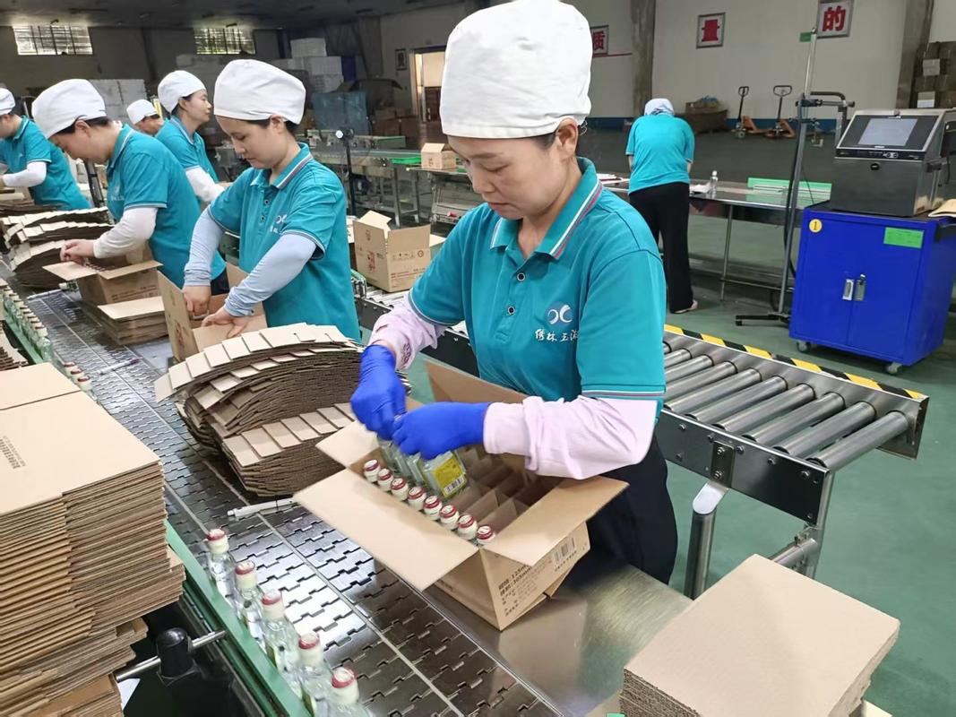 传统人工工业封箱作业场景图