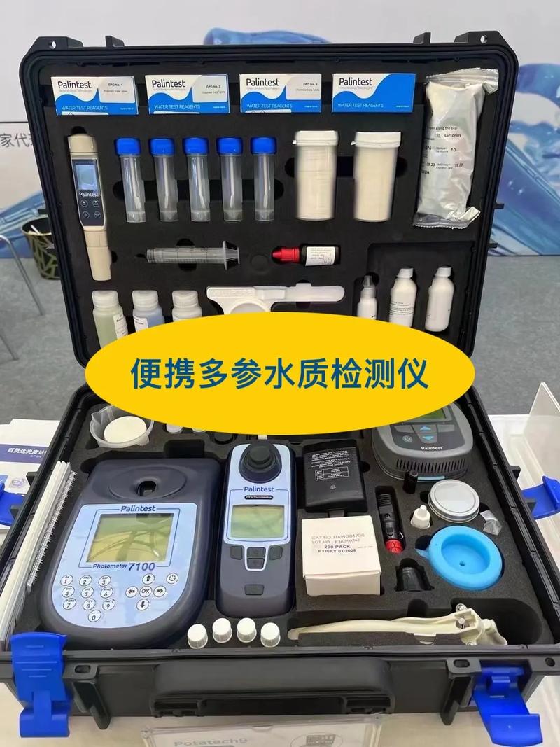 家长用便携水质检测仪测试酒店儿童泳池