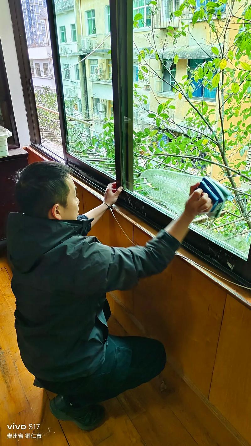 专业装修保洁员清理窗户玻璃刮水操作细节
