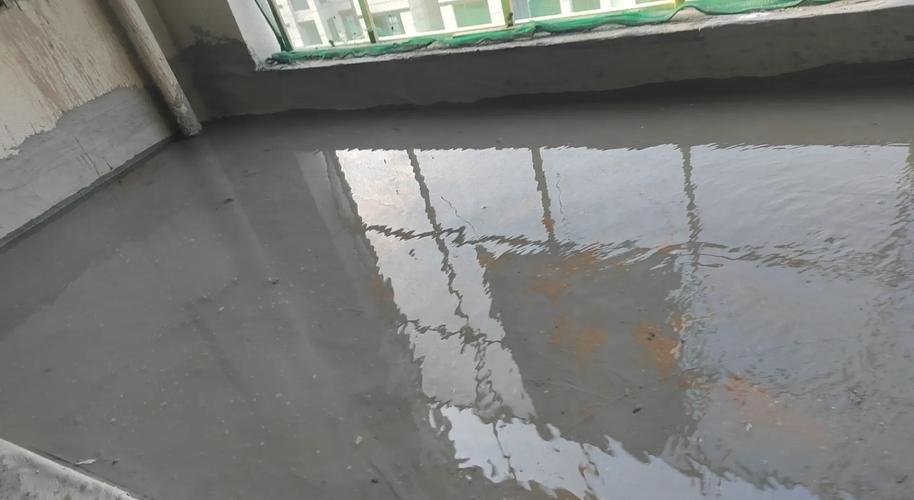 装修工人穿雨鞋在闭水试验的卫生间地面趟水行走