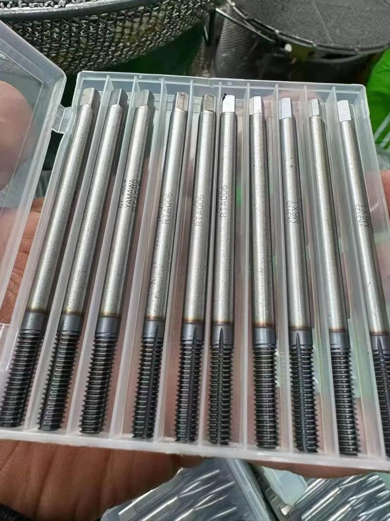 机械加工车间整盒未开封的工业丝锥