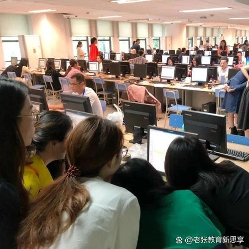 注册营养师考试现场,考生在电脑前答题