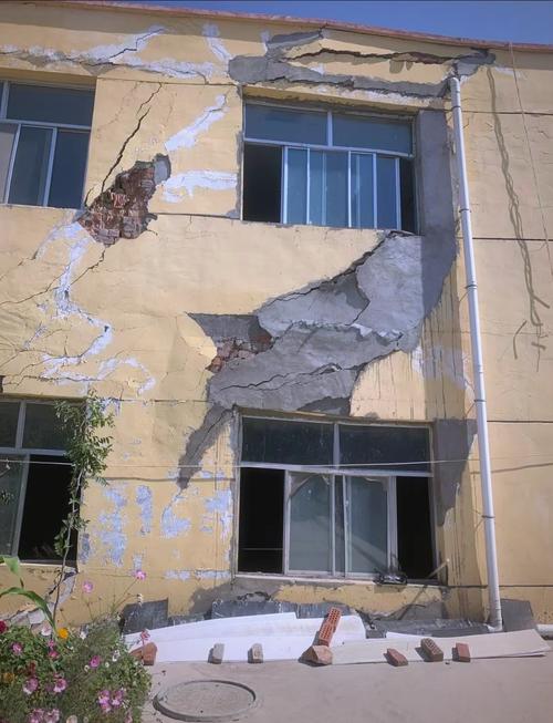 建设工程主体结构沉降裂缝现场实拍图