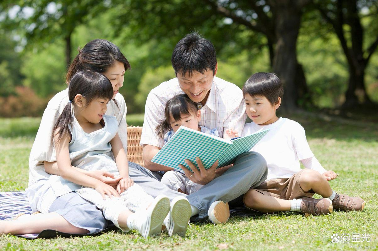小学生家长陪伴阅读温馨场景