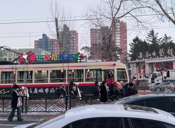 长春54路有轨电车经过长影旧址灰砖外墙