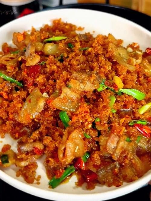 南漳长坪镇农户摆摊的炸胡椒炒腊肉凉虾实拍