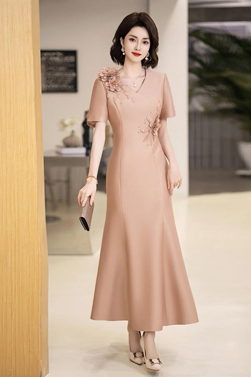 婚礼现场婆婆穿香槟色七分袖连衣裙
