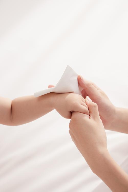 妈妈给宝宝清洗柔软安抚巾宝宝依恋物图
