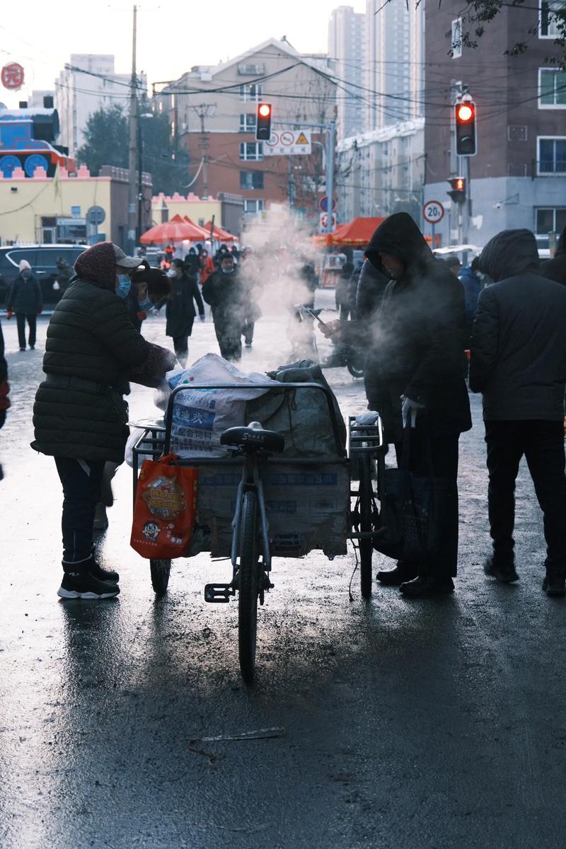 第三站:凌晨的东市场——烟火气的双重奏