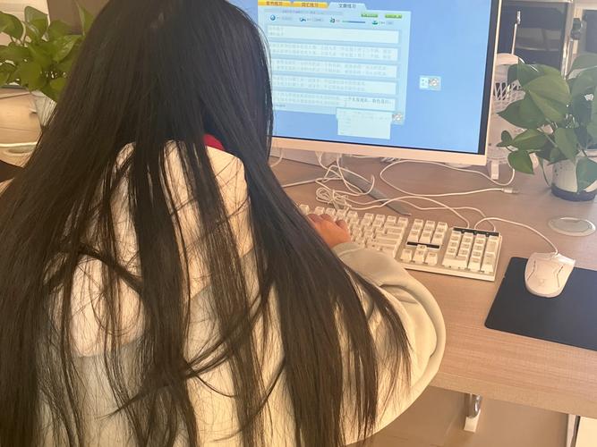 一位大一学生在电脑前学习技能而非盲目实习的侧影