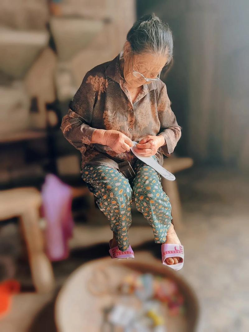 澳门路环旧巷竹凳剥花生老人