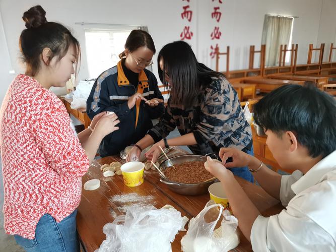 制造企业员工家庭摄影展活动现场照片