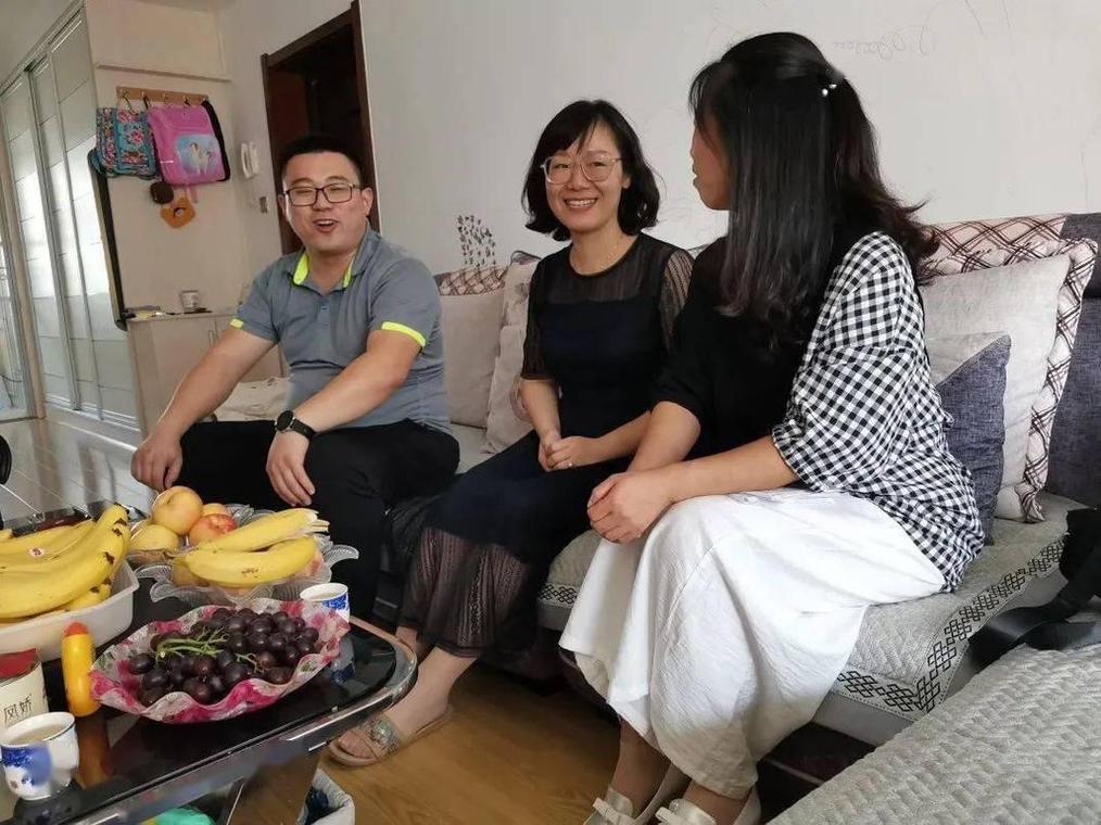 教师客厅和家长平等对坐聊天