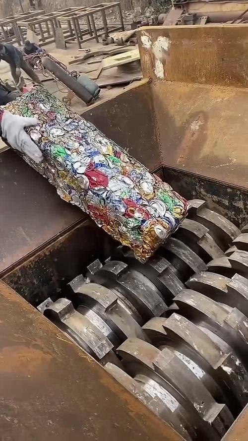 双轴撕碎机破碎废旧铁桶现场图