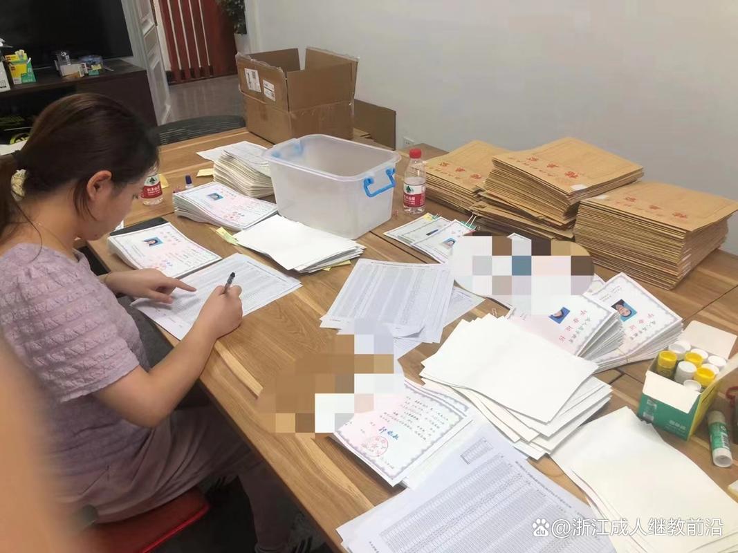 招生官在堆积如山的申请材料中疲惫审阅PS