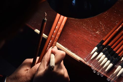 善琏湖笔制作手工择毫青石板工作台