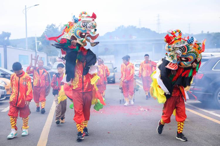 湖北南漳东巩舞麒麟街头表演现场