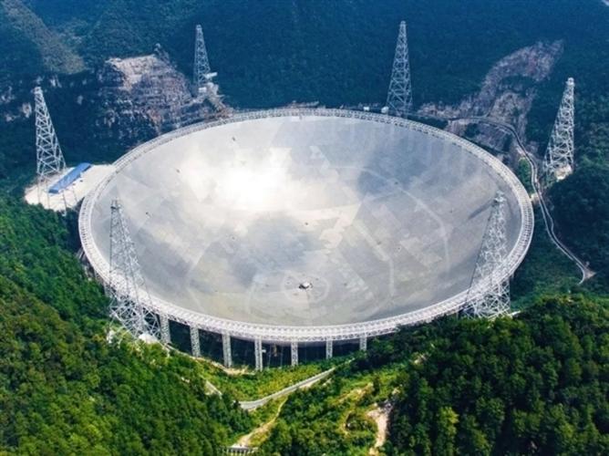 中国天眼FAST望远镜探测到的脉冲星艺术效果图，显示射电波束