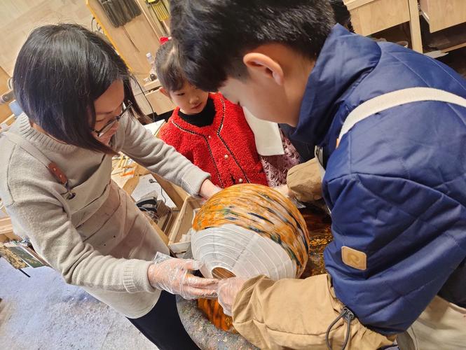 车间父母和孩子一起制作工业风节日手工