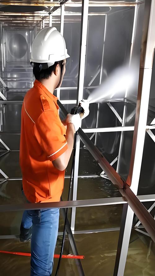 拆卸后的保温容器零件清洗场景
