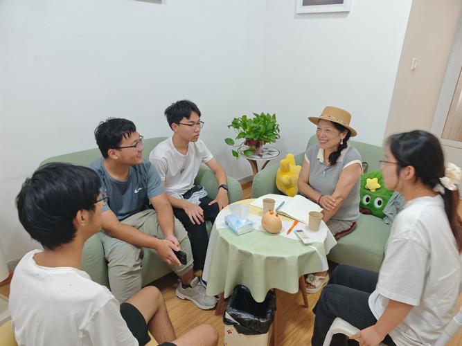 学校心理健康教师与学生进行访谈