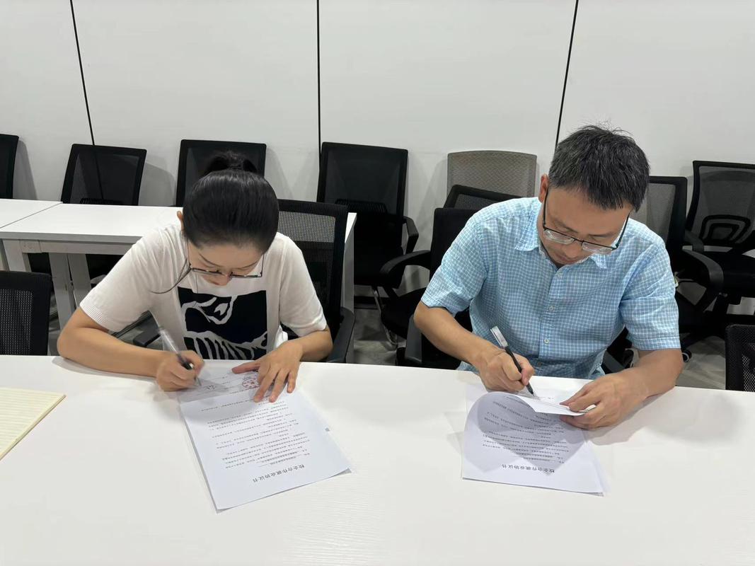 学生与家长查看就业签约协议现场场景