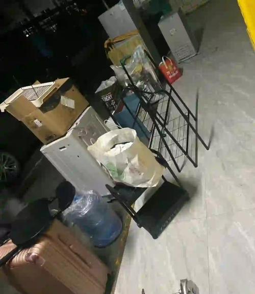 上班族深夜在家做副业包货场景