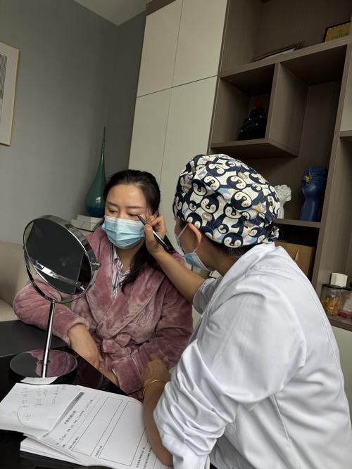 医疗纠纷律所律师翻看病案材料现场