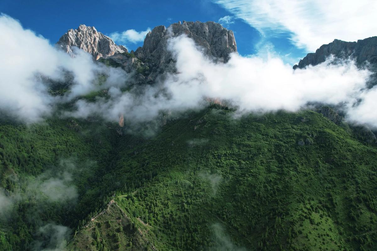 甘南扎尕那自驾途中云雾缭绕的山谷风景