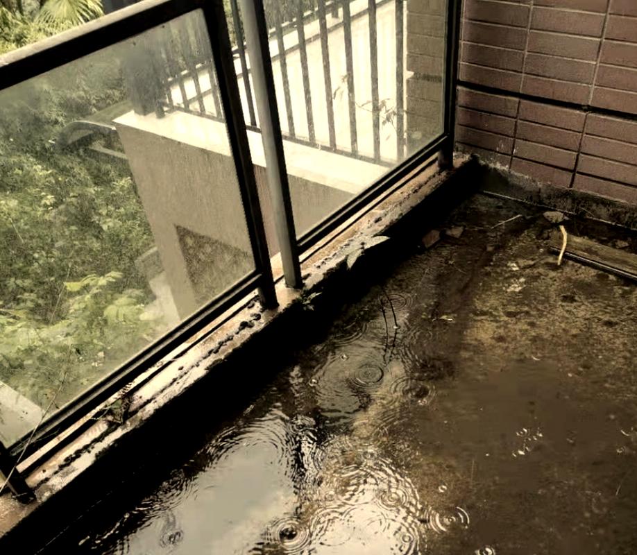 老旧小区居民楼阳台漏水现场实拍