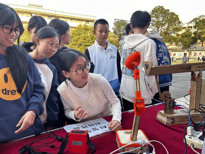中学生科技发明展参赛小组讨论
