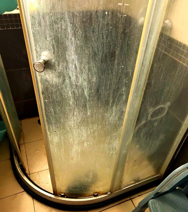 浴室淋浴房型材生锈对比图