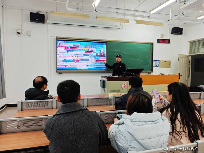 产学研交流会上教授指着白板上的公式向工程师解释原理