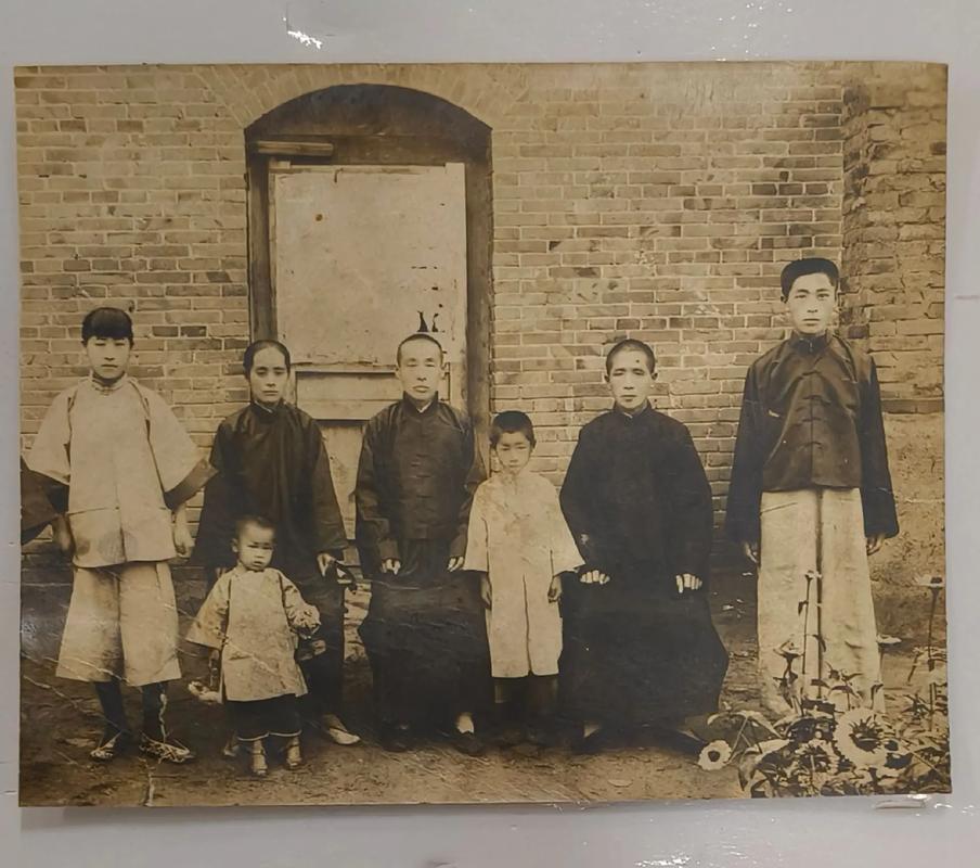 旧书店里发现的老相册,民国时期家庭照片